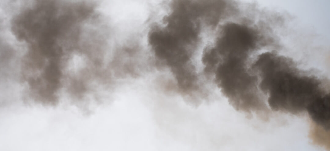 Grå himmel med forurensende røyksky