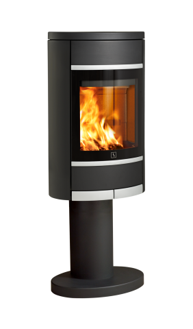 Svart braskamin på pelarfot med aluminiumhandtag och dekorlister Scan 68-4