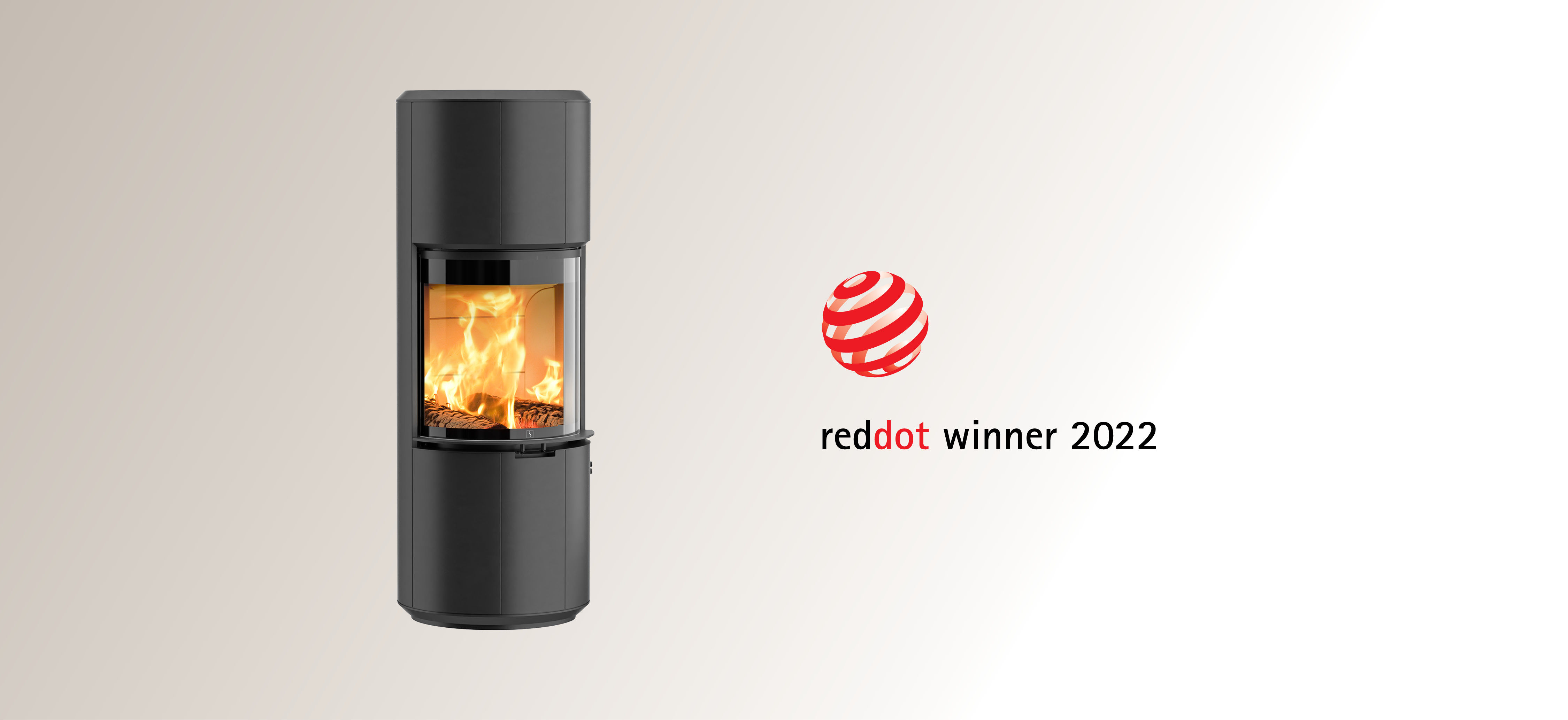 Svart braskamin Scan 87 och stock Red Dot Award Winner 2022 placerad på en graderad bakgrund i varmt grått
