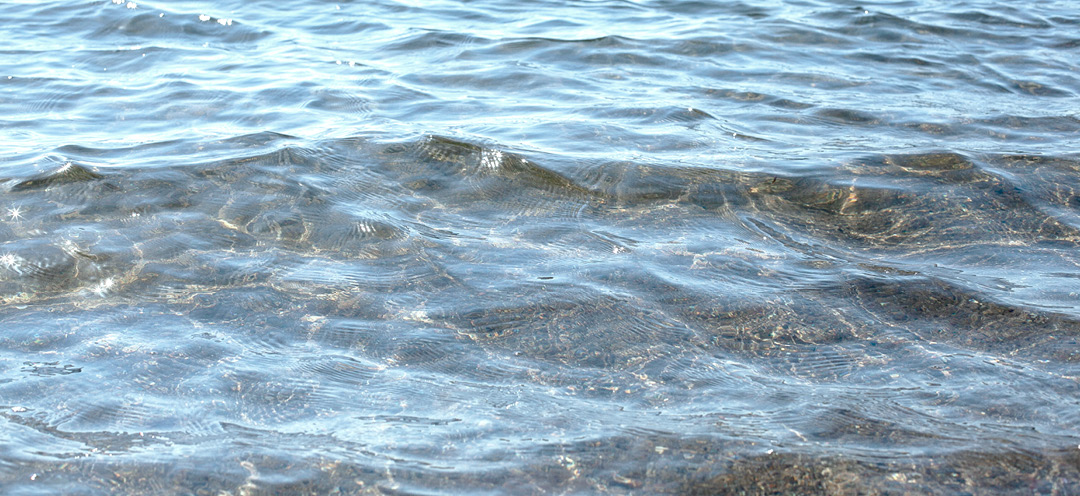 Närbild av ett rent blått hav