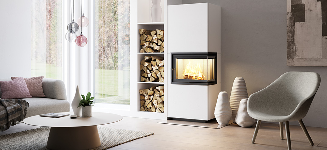 Brinnande eldstad i vardagsrummet med stol och stora fönster