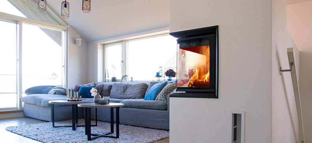 Vit hörn hörnspis Scan 5003 FR med lågor i vitt modernt hem med grå soffa och runt bord