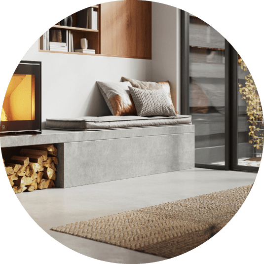 Bänk integrerad i eldstadens omfattning