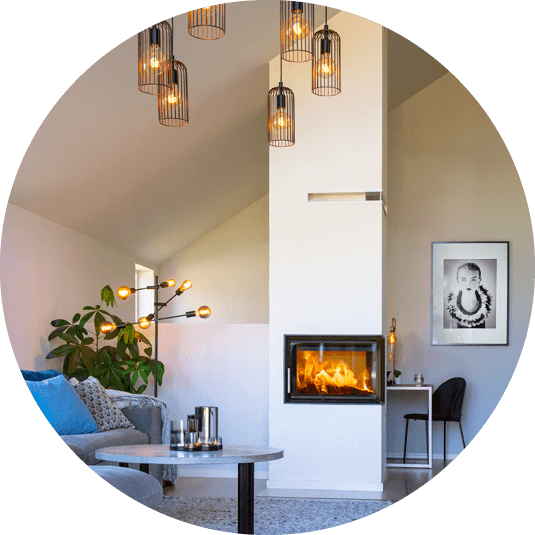 Eldstadsinsats Scan 5003 i en skräddarsydd eldstad som går hela vägen från golv till tak