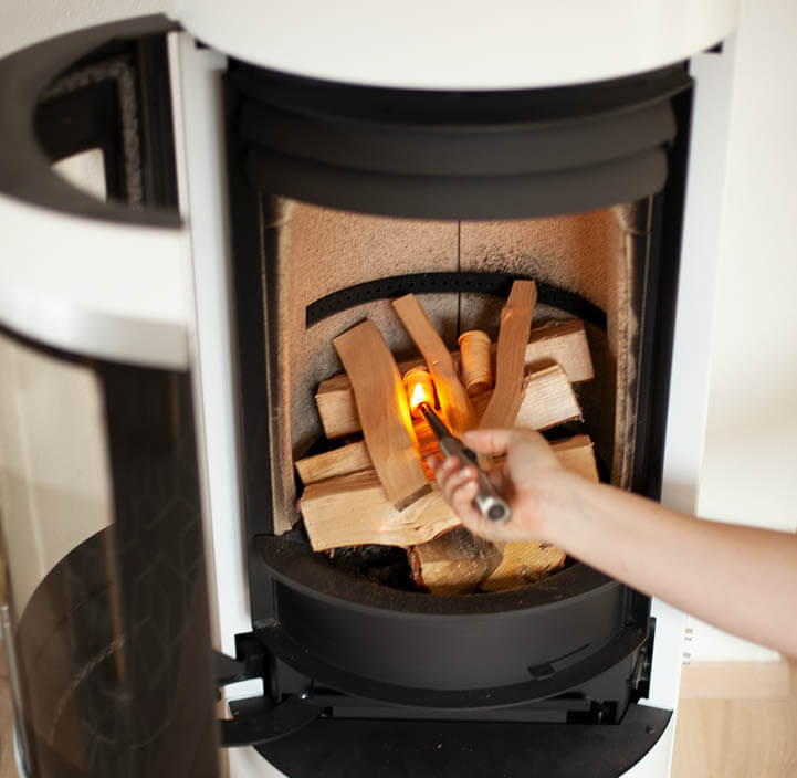 Närbild inuti en öppen spis av hur man staplar elden