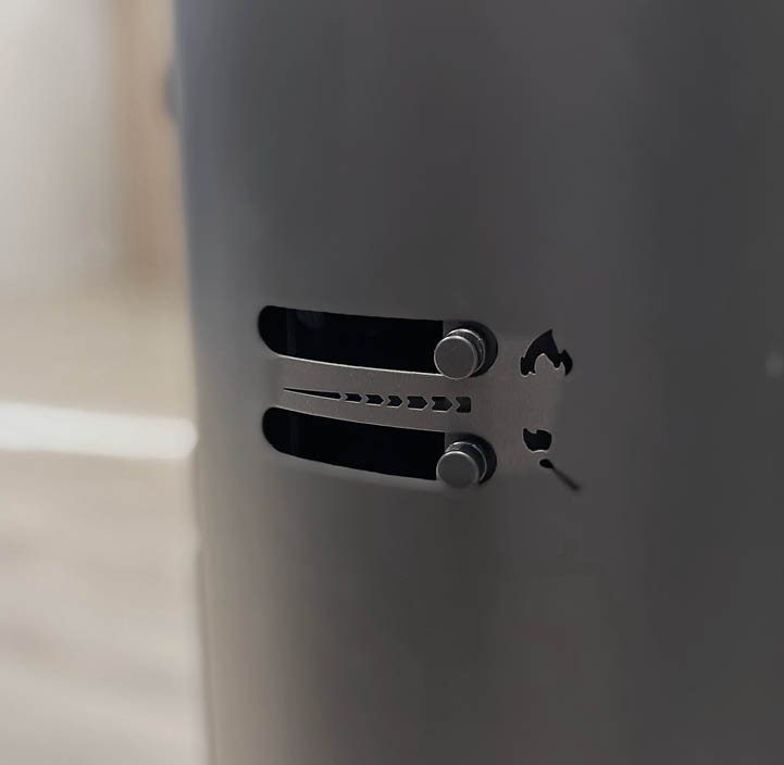 Sidan på den svarta Scan 68 braskaminen med intuitiva luftkontroller