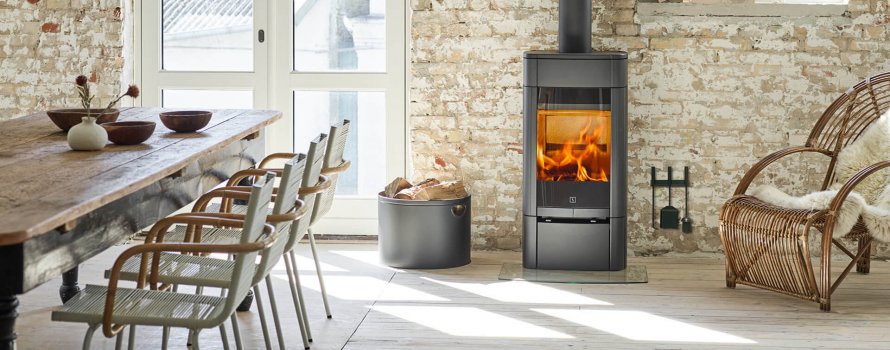 Scan 65-1 i skandinavisk interiör framför en ljus tegelvägg