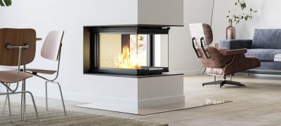 Stor peis Scan 5005 FRL som romdeler med glass på tre sider og dør med hevefunksjon i stue med spisestue og blå vegg bak