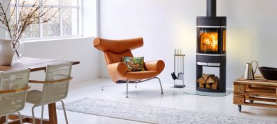 Ellipsformad braskamin Scan 68-12 monterad på pelare i ett ljust och modernt vardagsrum med skandinavisk inredning