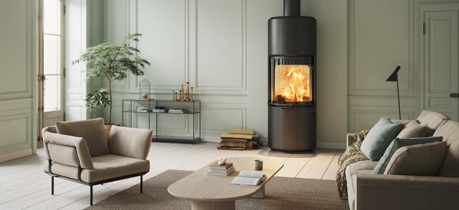 Den svarta öppna spisen står nära väggen i det moderna designrummet 