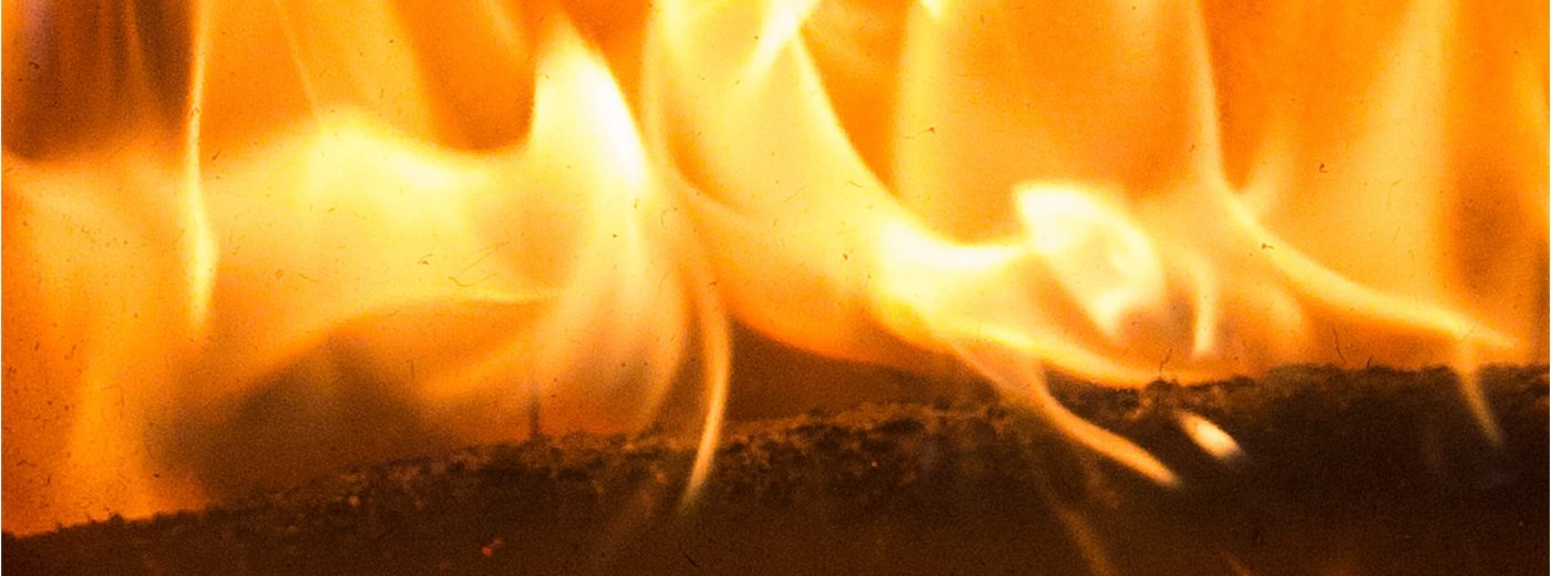 Närbild av brinnande trä