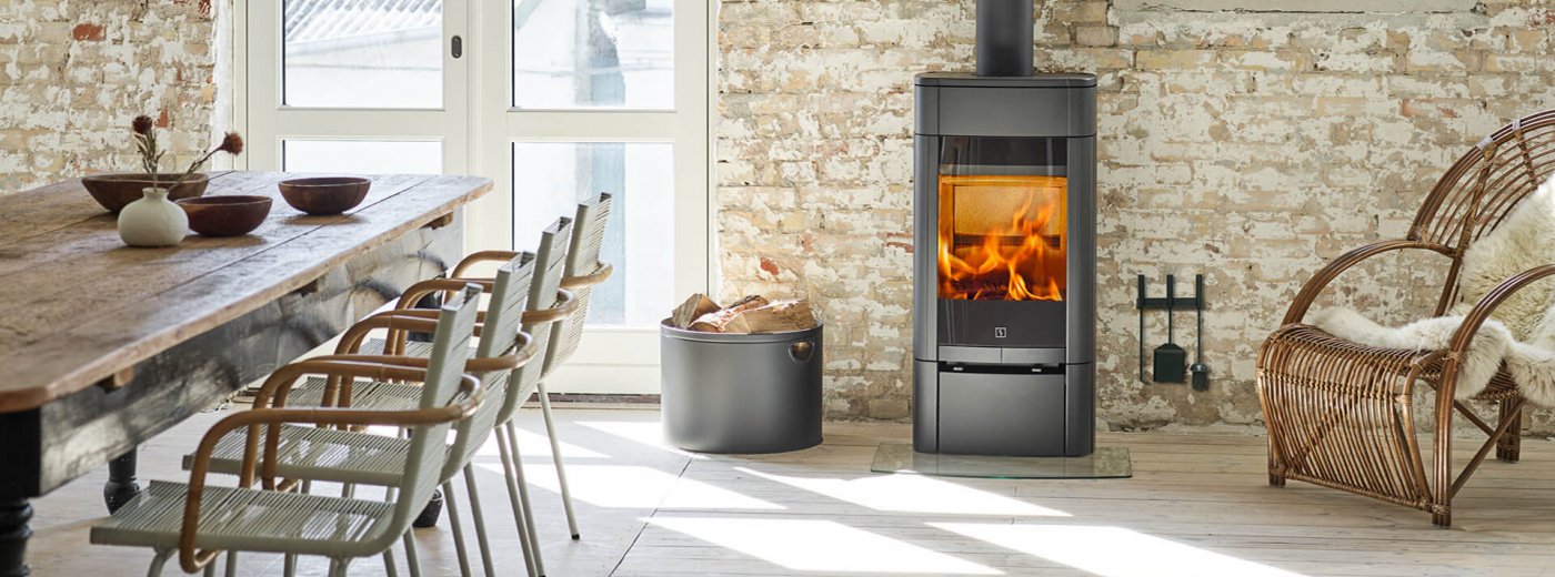 Scan 65-1 i skandinavisk interiör framför en ljus tegelvägg