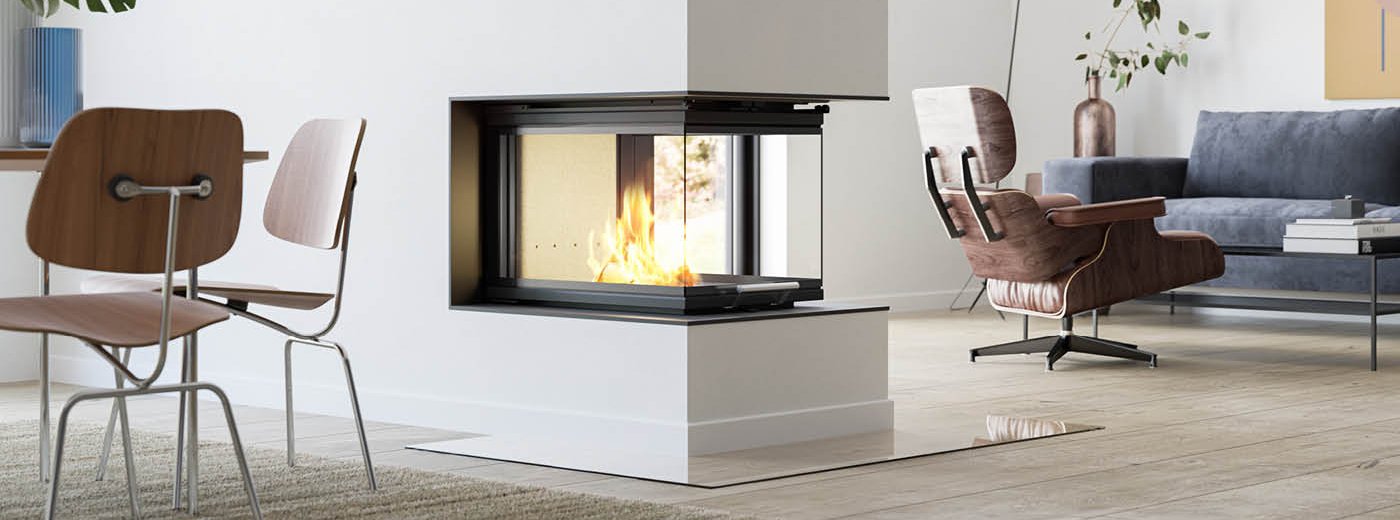 Stor peis Scan 5005 FRL som romdeler med glass på tre sider og dør med hevefunksjon i stue med spisestue og blå vegg bak