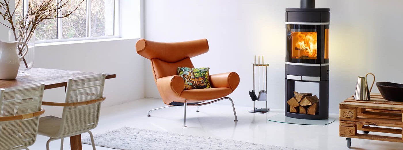 Ellipsformad braskamin Scan 68-12 monterad på pelare i ett ljust och modernt vardagsrum med skandinavisk inredning